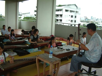 チャノック氏とその生徒たち（2009年9月26日、発表者撮影）